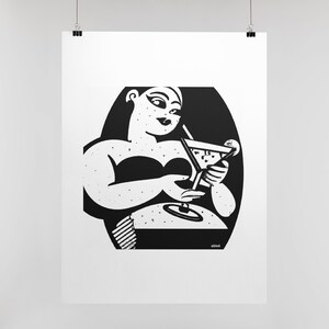 Puede incluir: Ilustraci&oacute;n en blanco y negro de una persona sosteniendo una copa de martini. La persona lleva una blusa negra y tiene una cara grande y redonda.