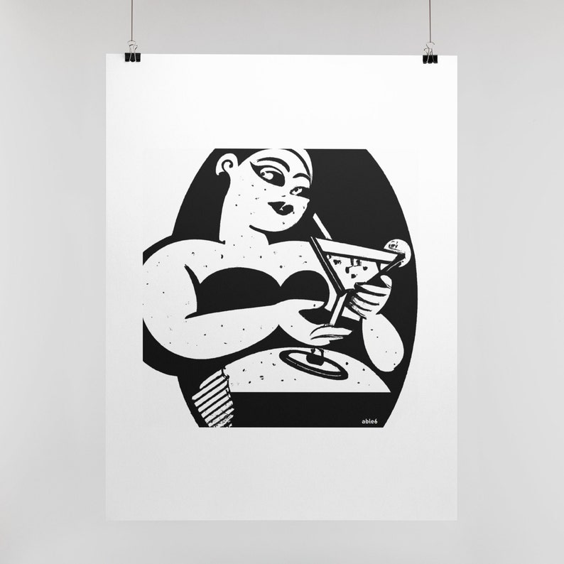 Puede incluir: Ilustraci&oacute;n en blanco y negro de una persona sosteniendo una copa de martini. La persona lleva una blusa negra y tiene una cara grande y redonda.