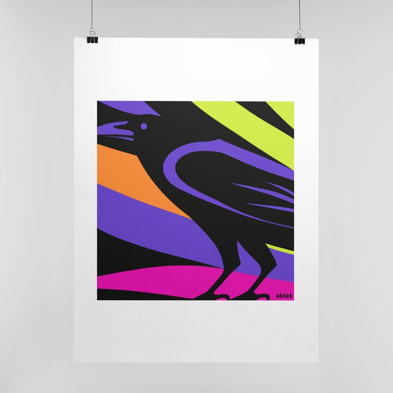 Op de afbeelding: Een vierkante kunstdruk met een gestileerde zwarte raaf tegen een levendige achtergrond van diagonale strepen in limoengroen, oranje, paars en magenta. De vogel is in profiel afgebeeld met een paars vleugelaccent. De tekst able6 staat rechtsonder.