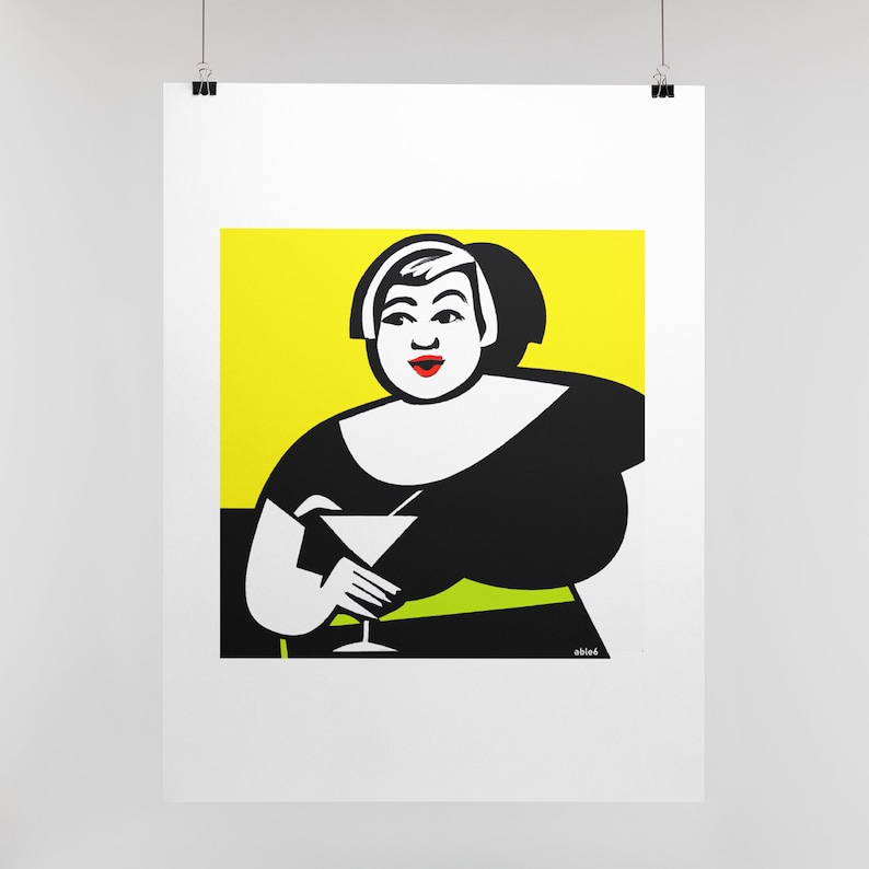 Puede incluir: Una ilustraci&oacute;n en blanco y negro de una persona con el pelo corto sosteniendo una copa de martini. La persona lleva un vestido negro y est&aacute; de pie sobre un fondo amarillo.