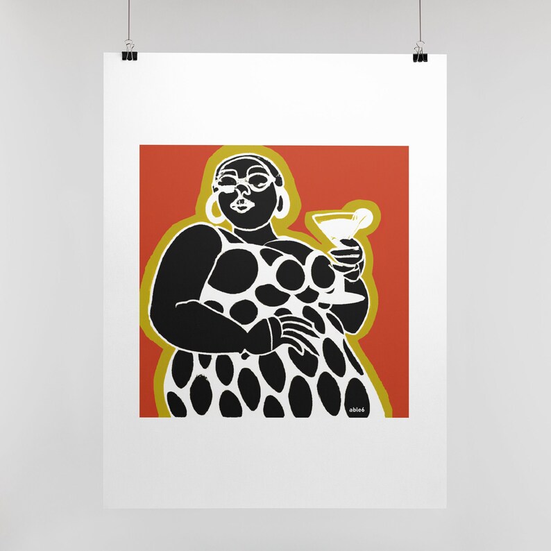 Puede incluir: Una ilustraci&oacute;n en blanco y negro de una persona con un vestido de lunares y sosteniendo una copa de martini. El fondo es de color rojo s&oacute;lido con un borde amarillo.