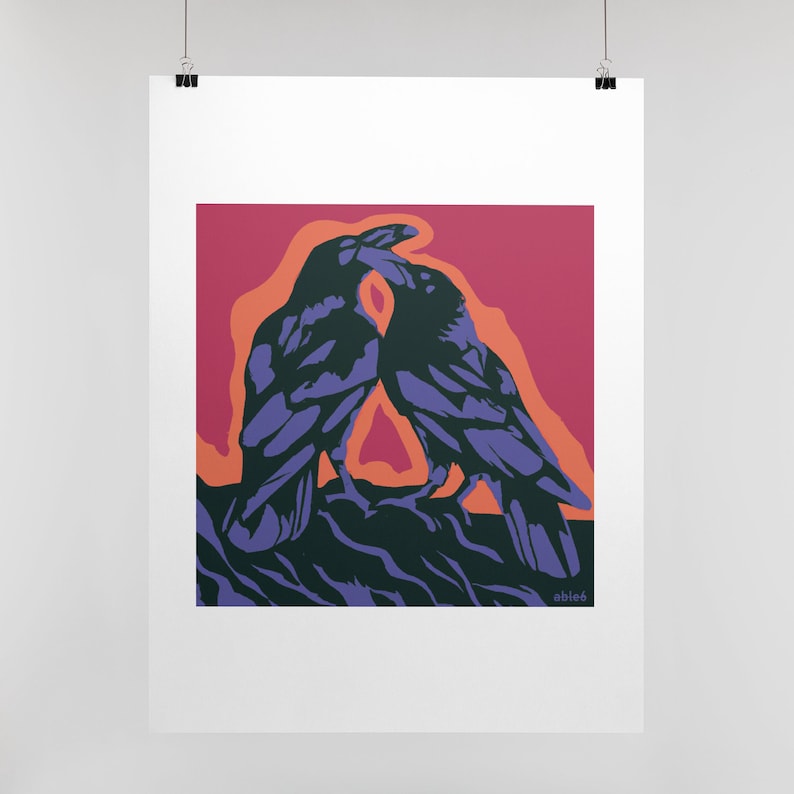 Op de afbeelding: Een rechthoekige kunstdruk met twee donkerpaarse raven die tegenover elkaar staan op een getextureerd oppervlak. De achtergrond is diepmagenta met een oranje omlijning rond de vogels. De tekst able6 staat in de rechterbenedenhoek.