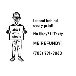 Op de afbeelding: Een zwart-witte lijntekening van een persoon die een bord vasthoudt met de tekst able6 art * studio. De tekst rechts luidt: I stand behind every print! No likey? U Texty. ME REFUNDY! (703) 791-9860. De illustratie toont een glimlachend figuur.