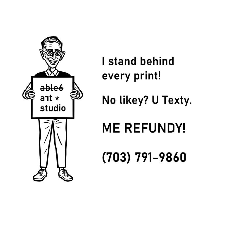 Op de afbeelding: Een zwart-witte lijntekening van een persoon die een bord vasthoudt met de tekst able6 art * studio. De tekst rechts luidt: I stand behind every print! No likey? U Texty. ME REFUNDY! (703) 791-9860. De illustratie toont een glimlachend figuur.