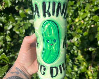 El vaso grande de pepinillos eneldo