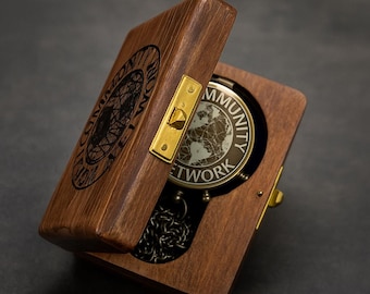 Gravierter Messingkompass mit individueller Holzkiste - personalisiertes Geschenk für Mann, Freund | Outdoor-Abenteuer-Andenken | Benutzerdefinierte Name & Design