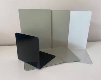 Metalowe podpórki do książek w stylu vintage industrialnym – białe i szare – zestaw 3 szt.