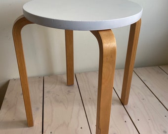 Jufhamvintage- vintage kruk in Aalto voor Artek-stijl- Ikea Frosta- zware berkenkruk met witte zitting 1