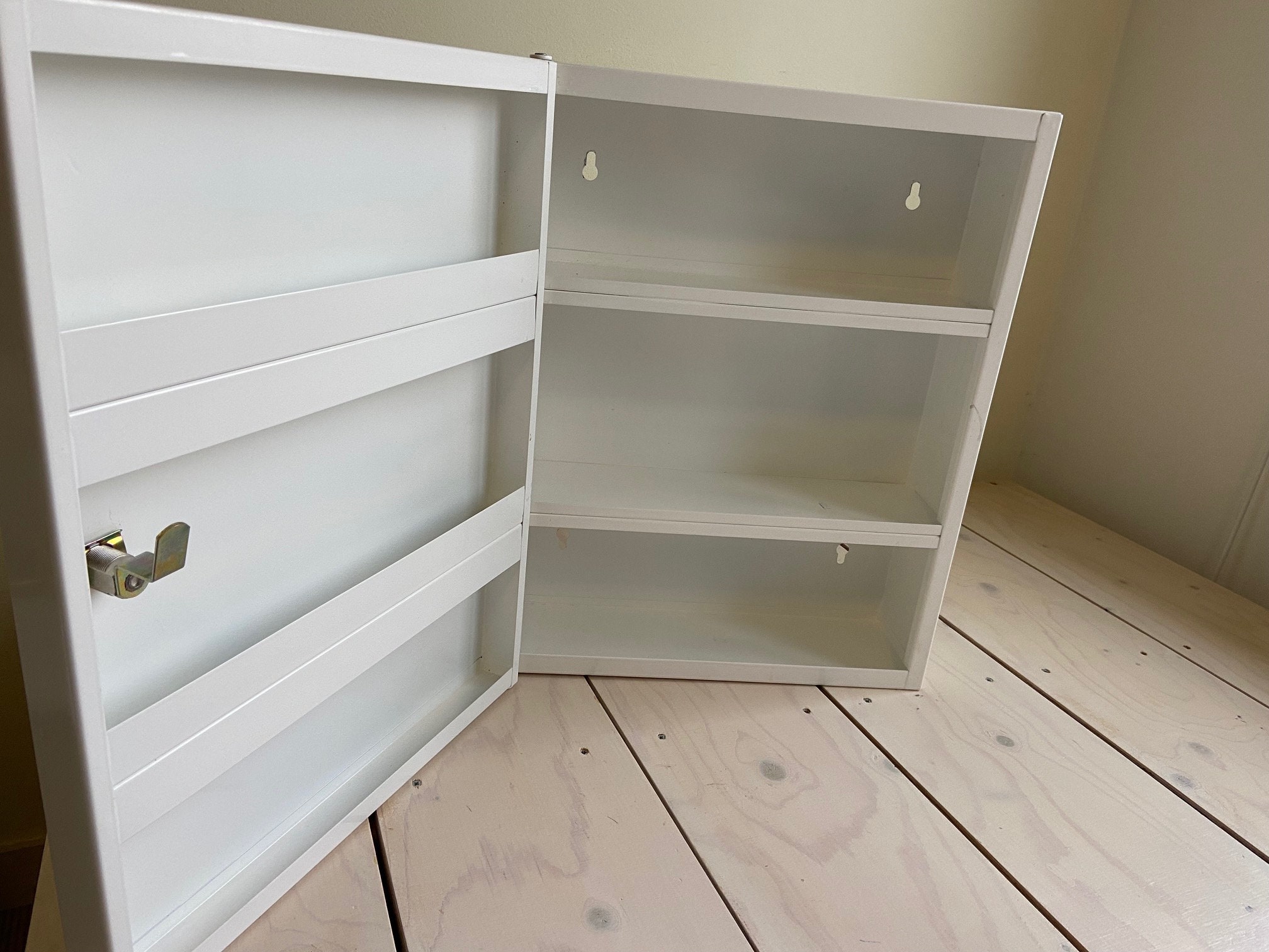 Jufhamvintage- Vintage Ikea Medizinschrank mit Schloss - 90er Jahre Ikea Metallschrank - Ikea Badezimmerschrank