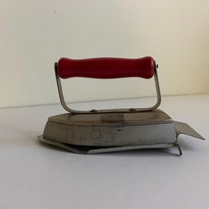 jufhamvintage- Vintage miniature toy flat iron-1960s children&#39;s iron