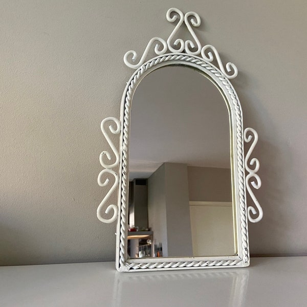 Jufhamvintage - Beau miroir vintage dans un cadre en fer forgé - Miroir blanc des années 50 avec un cadre en fer décoré