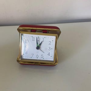 Jufhamvintage- 60s travel alarm clock - Hema Holland mechanical alarm clock in case