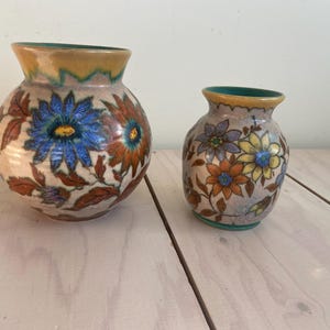 Jufhamvintage – Vintage Flora Holland Gouda Keramikvasen-Set – Handbemalte niederländische Blumenkunstkeramik – Modelle 2564 & 2595 – Mid-Century-Dekor