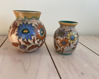 Jufhamvintage - Juego de jarrones de cerámica Gouda Flora Holland vintage - Cerámica artística floral holandesa pintada a mano - Modelos 2564 y 2595 - Decoración de mediados de siglo