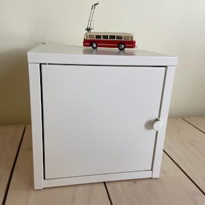 Jufhamvintage- Vintage Ikea Lixhult weißer kleiner Metallschrank entworfen von Jon Karlsson
