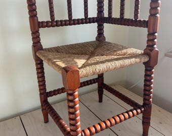 Jufhamvintage – Drewniany fotel typu Bobbin z siedziskiem z wikliny – zabytkowy fotel narożny z lat 50.