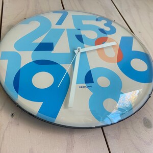 Horloge Murale Karlsson 9 Villes – Métal Gris – Design Vintage Rétro – Occasion