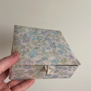 jufhamvintage - Vintage fransk tyglåda - Grön inredning, blomsterdekor, jugendstil