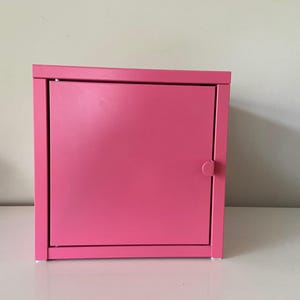 IKEA イケア LIXHULT リックスフルト ピンク Jufhamvintage- Ikea Lixhult Pink Small Metal Cabinet Designed by