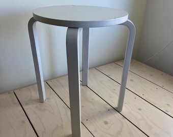 jufhamvintage - Taburete blanco vintage Ikea Frosta en estilo Aalto para Artek - Taburete de madera vintage - Taburete de madera contrachapada blanca