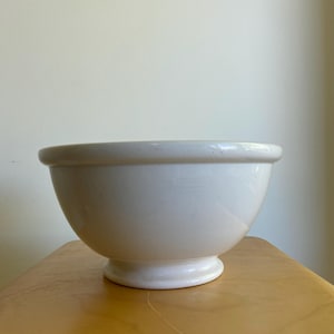 jufhamvintage- ヴィンテージ オランダ バッター ボウル- 大きな白いセラミック ボウル- ソシエテ セラミック、マーストリヒト、オランダ、1950 年代