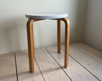 Jufhamvintage- Vintagehocker in Aalto für Artek Stil- Ikea Frosta- schwerer Birkenhocker mit weißer Sitzfläche 1