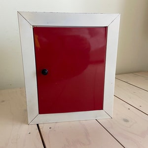 Jufhamvintage- vintage red and white bathroom cabinet- lovely 70s medicine cabinet