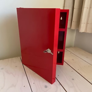 Jufhamvintage- Ikea Medizinschrank mit Schloss - rotes Metallfach