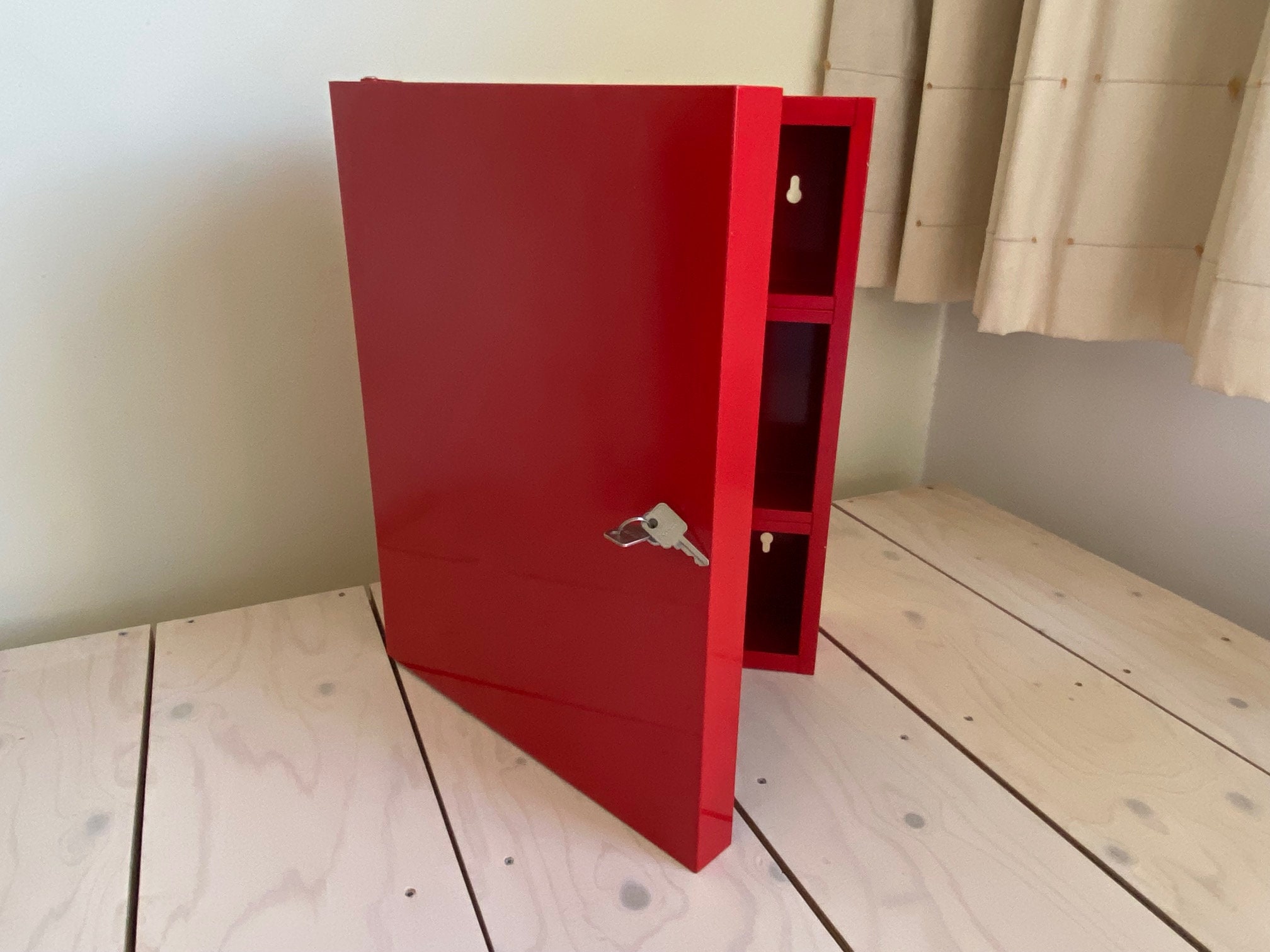 Jufhamvintage- Ikea Medizinschrank mit Schloss - rotes Metallfach