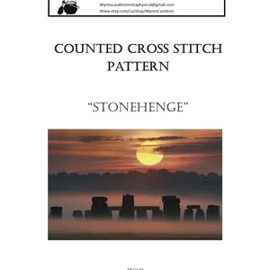 Puede incluir: Patrón de punto de cruz contado para una vista de Stonehenge al atardecer, un monumento prehistórico en Inglaterra. El patrón es de 14 puntos y el tamaño terminado es de 10 pulgadas por 16 pulgadas.