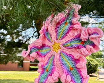 Bolso de crochet con forma de lirio