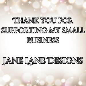 K&ouml;nnte beinhalten: Vielen Dank f&uuml;r die Unterst&uuml;tzung meines kleinen Unternehmens, Jane Lane Designs. Der Text wird auf einem wei&szlig;en Hintergrund mit einem verschwommenen, glitzernden, hellgoldenen und rosafarbenen Hintergrund angezeigt.