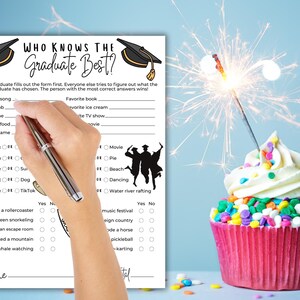 K&ouml;nnte beinhalten: Ein druckbares Spiel f&uuml;r eine Abschlussparty. Das Spiel hei&szlig;t "Wer kennt den Absolventen am besten?" und stellt Fragen zu den Lieblingsdingen, Hobbys und Erfahrungen des Absolventen. Das Spiel enth&auml;lt einen Platz f&uuml;r den Namen des Spielers und einen Platz, um die Punktzahl zu addieren.