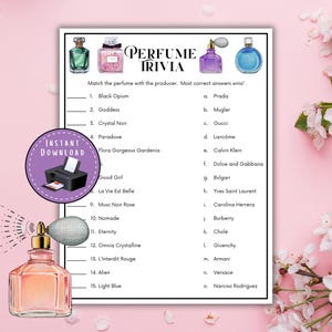Puede incluir: Un juego de trivia de perfumes imprimible en rosa y blanco, con ilustraciones de frascos de perfume. El juego incluye una lista de perfumes para emparejar con sus productores. Un frasco de perfume rosa está en primer plano, y un círculo púrpura con "Descarga instantánea" está a la izquierda.