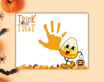 Puede incluir: Una manualidad de huella de mano de Halloween para imprimir con un personaje de caramelo de maíz que sostiene un cubo de calabaza. El texto "Trick or Treat" está en la parte superior de la página.