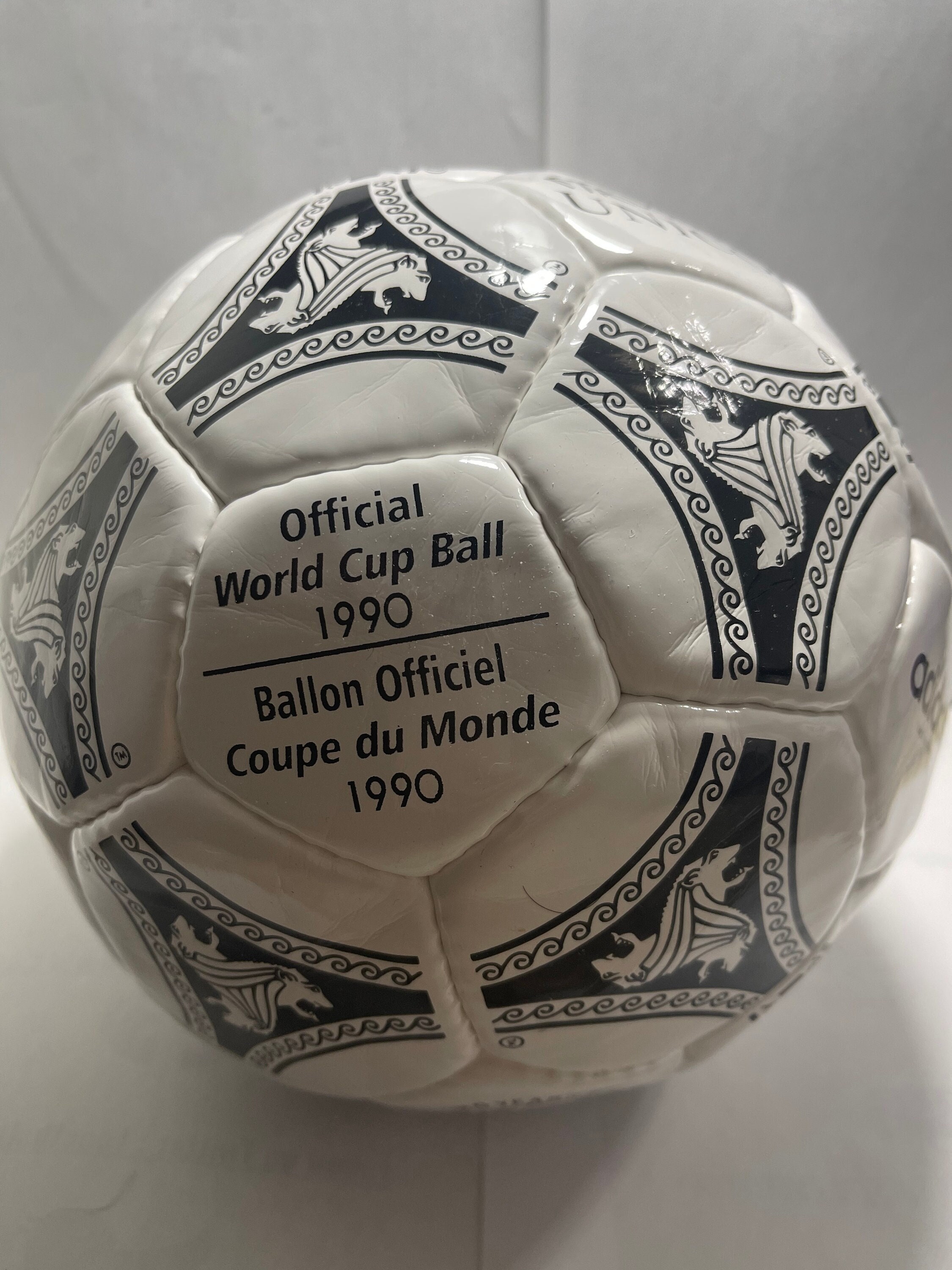 Ballon de football de la Coupe du Monde de la FIFA, Qatar 2022, taille 5,  sous licence officielle pour jeunes et adultes, noir métallique et doré :  : Sports et Plein air