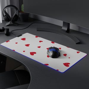 Dungeon Crawler Carl Red Heart Pattern LED-Gaming-Mauspad | DCC Gaming Gear