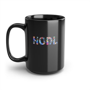 Può includere: Tazza in ceramica nera con la scritta "HODL" in lettere colorate. Le lettere sono riempite con varie icone digitali. La tazza ha un manico grande e una finitura lucida. Un regalo per gli appassionati di criptovalute.
