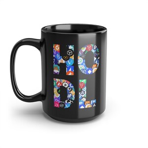 Può includere: Tazza da caffè in ceramica nera con la scritta "HOLD" a grandi lettere colorate. Ogni lettera è riempita con vari loghi di criptovalute. La tazza ha un manico grande e una finitura lucida.