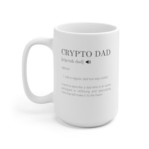 Può includere: Tazza in ceramica bianca con la scritta "CRYPTO DAD" e una definizione. La definizione descrive un papà che partecipa attivamente all'HODLing e specula sulle monete. La tazza ha un manico grande.