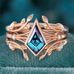 Unique Kite Cut Alexandrite Engagement Ring Set Rose Gold Leaf Double Curved Moissanite Wedding Band Vintage Alexandrite Bridal Set