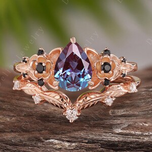 Vintage Pear Cut Alexandrite Engagement Ring Set Rose Gold Floral Bridal Set Alexandrite Wedding Set June Birthstone Anniversary Gift