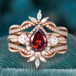 Vintage Pear Cut Red Garnet Engagement Ring Set Rose Gold Marquise Double Curved Moissnaite Wedding Band Art Deco Garnet Bridal Set Gift