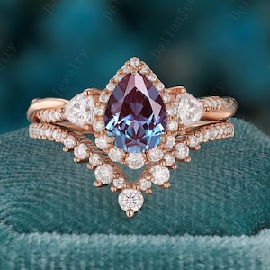 Vintage Pear Cut Alexandrite Halo Engagement Ring Set Rose Gold Moissanite Wedding Band Art Deco Alexandrite Bridal Set June Birthstone Gift