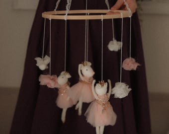 Móvil de fieltro de carrusel, Arte colgante de bailarina de ratones, Móvil de cuna de circo de ratones