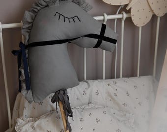 Caballo de peluche gris, palo interactivo para montar, decoración de habitación infantil con temática de bosque