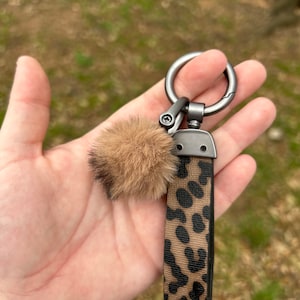 Llavero con estampado de guepardo, llavero con bola de peluche, llavero bonito, llavero de pulsera,