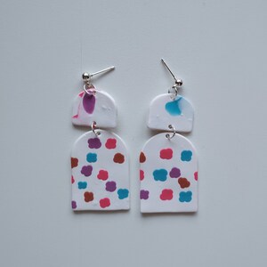 Bunte baumeln Statement Clay Ohrringe