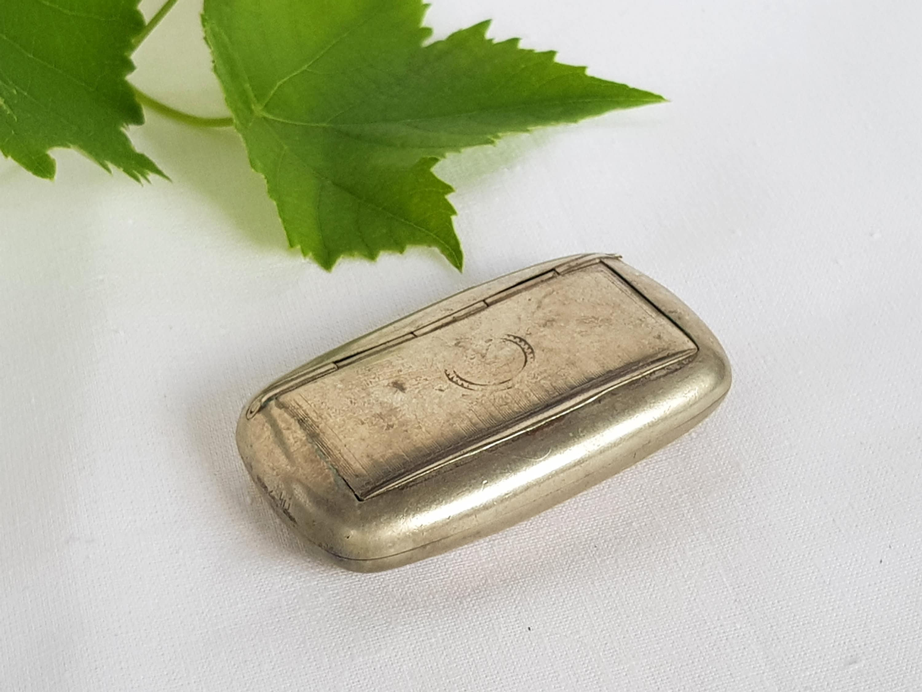 Vintage Tiny Snuff Box Small Pill box Trinket AI26