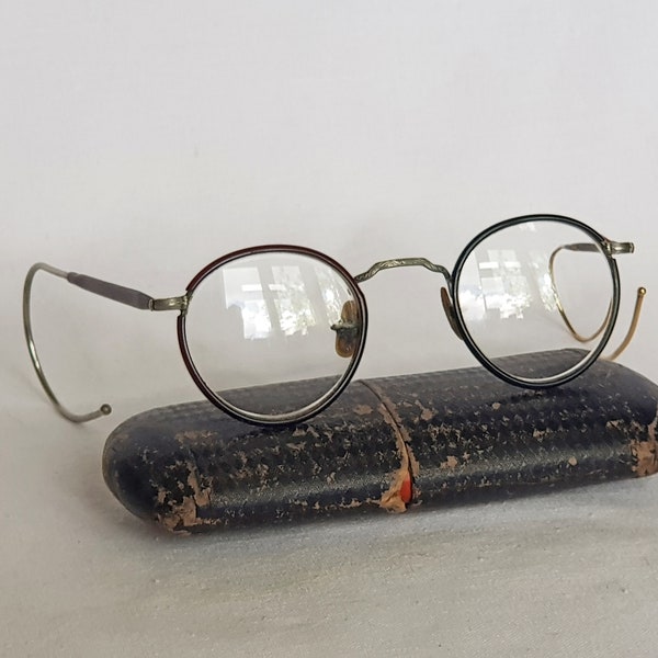 Vintage eyeglasses. Antique eyeglasses in a spectacle case. Very old glasses.
